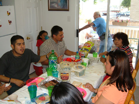 04_family_eating